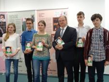 Luthers Team für Sachsen-Anhalt, die Schüler*innen des Domgymnasiums Magdeburg mit Autorin Tanja Kasischke und dem Landesvater.